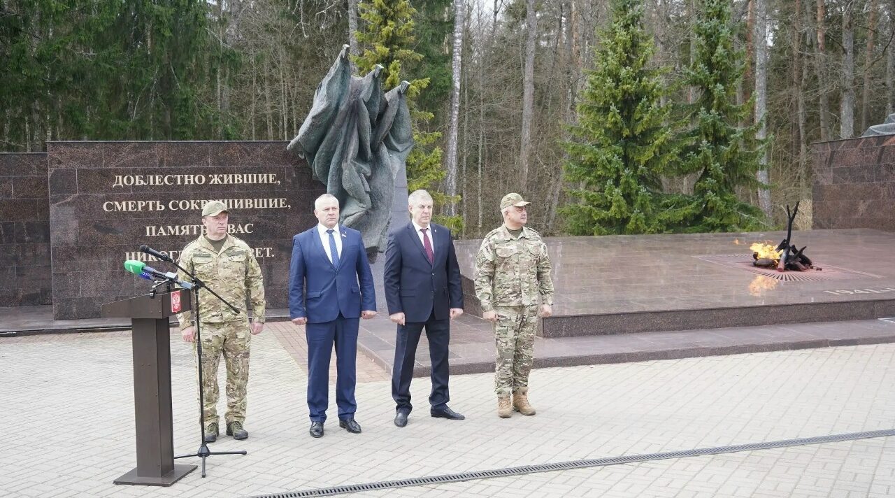 Брянский губернатор Александр Богомаз возложил цветы к Вечному огню