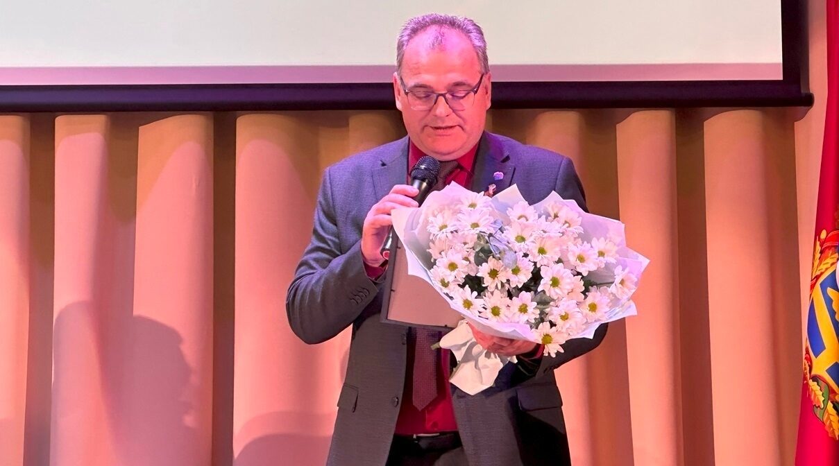 В Брянске победителем конкурса «Лидер образования — 2026» стал Дмитрий Полухин