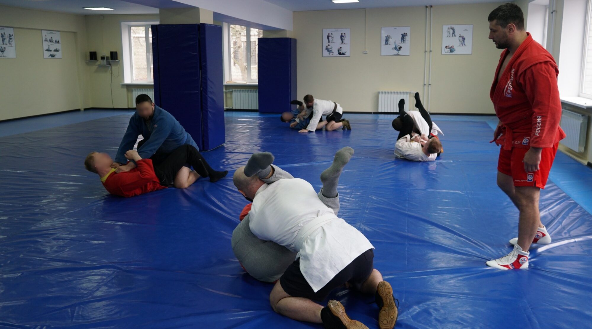 Чемпион мира по самбо Артем Осипенко провёл мастер-класс для росгвардейцев в Брянске