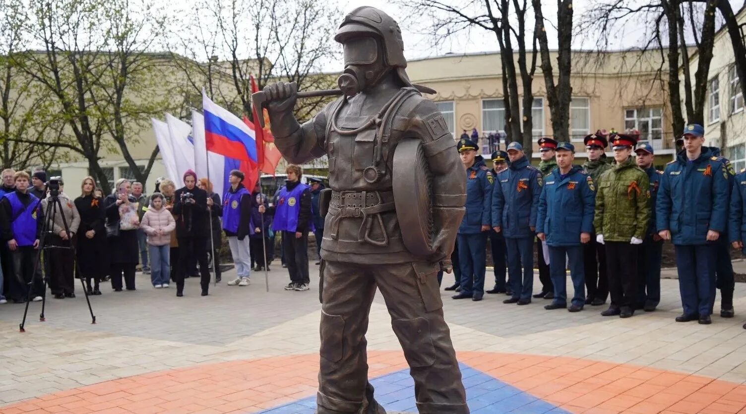 В Брянске торжественно открыли памятник Огнеборцу