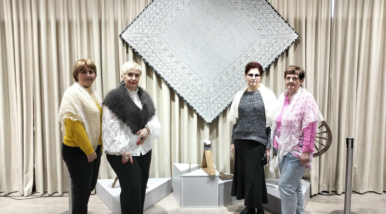 Навлинские волонтеры побывали на выставке оренбургских пуховых платков