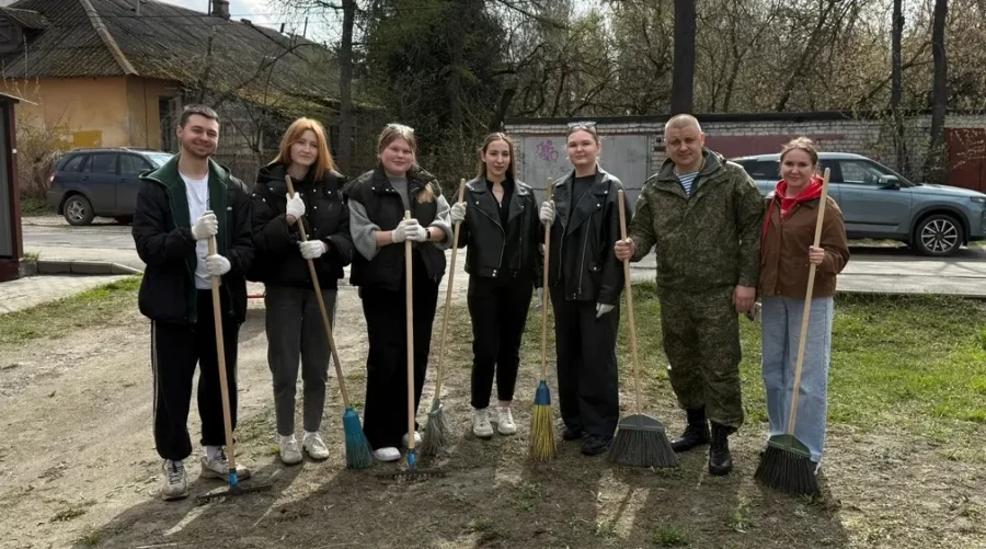 В Брянске волонтеры вместе с участником СВО вышли на субботник