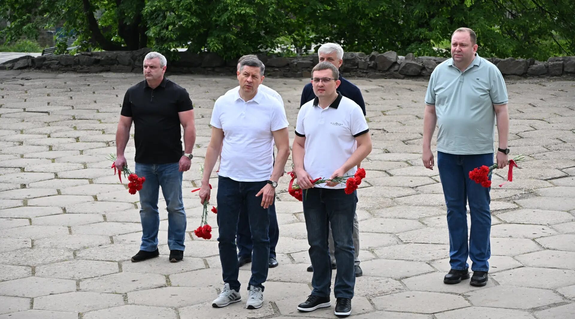 Врио главы Брянщины возложил цветы к памятнику Неизвестному солдату в луганской Брянке