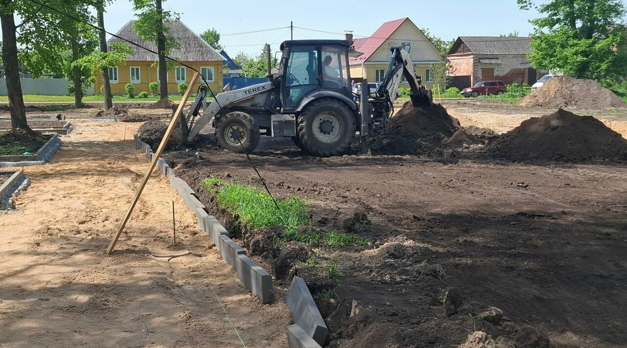 В брянском Трубчевске продолжается строительство современного сквера