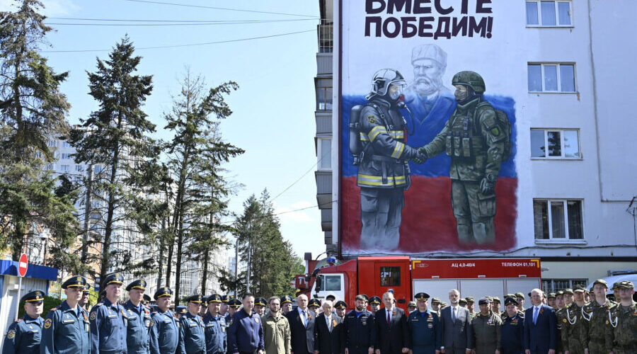 В Брянске открыли мурал «Вместе победим!»
