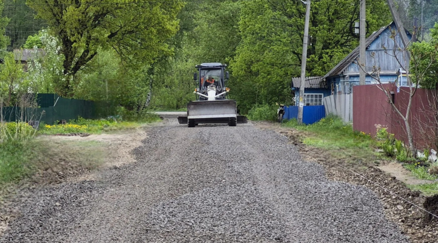 В брянском Сельцо проводят капремонт дорог и благоустройство территорий