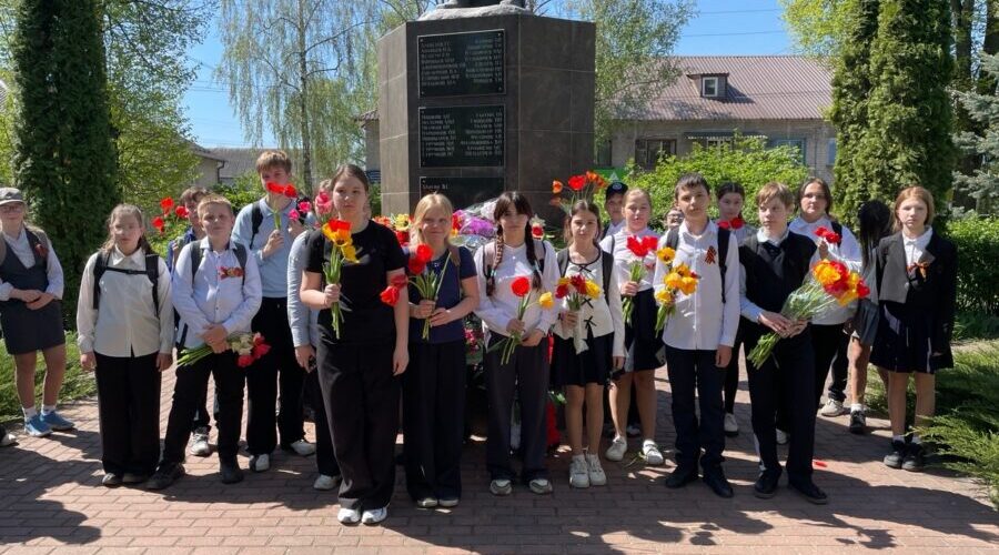 Навлинские школьники возложили цветы к памятным местам района