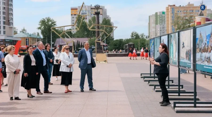 В Брянске на Кургане Бессмертия открылась выставка «Народов многих светлый дом…»