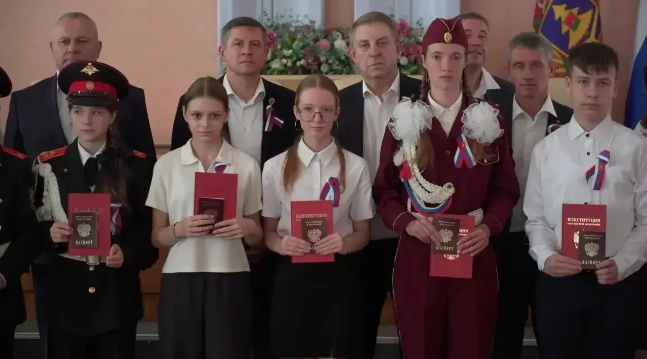 Врио губернатора Брянской области в День России вручил паспорта юным жителям Клинцов