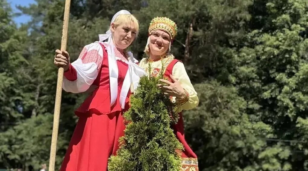  В брянской Унече медработники высадили саженцы деревьев