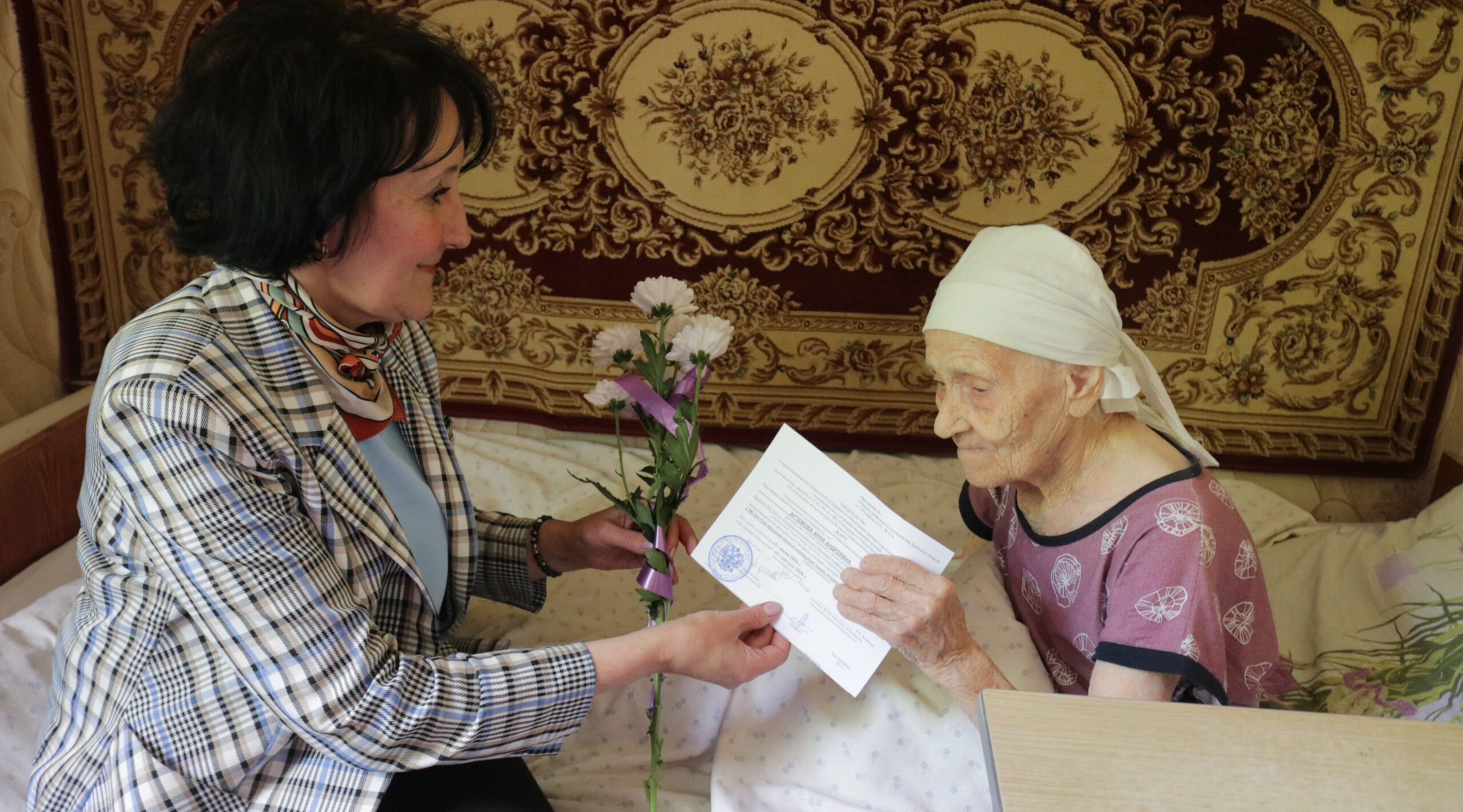 Жительнице Навлинского района Анне Артемовой вручили свидетельство на обеспечение жильем