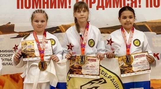 Каратистки из Брянска завоевали медали в Туле на соревнованиях