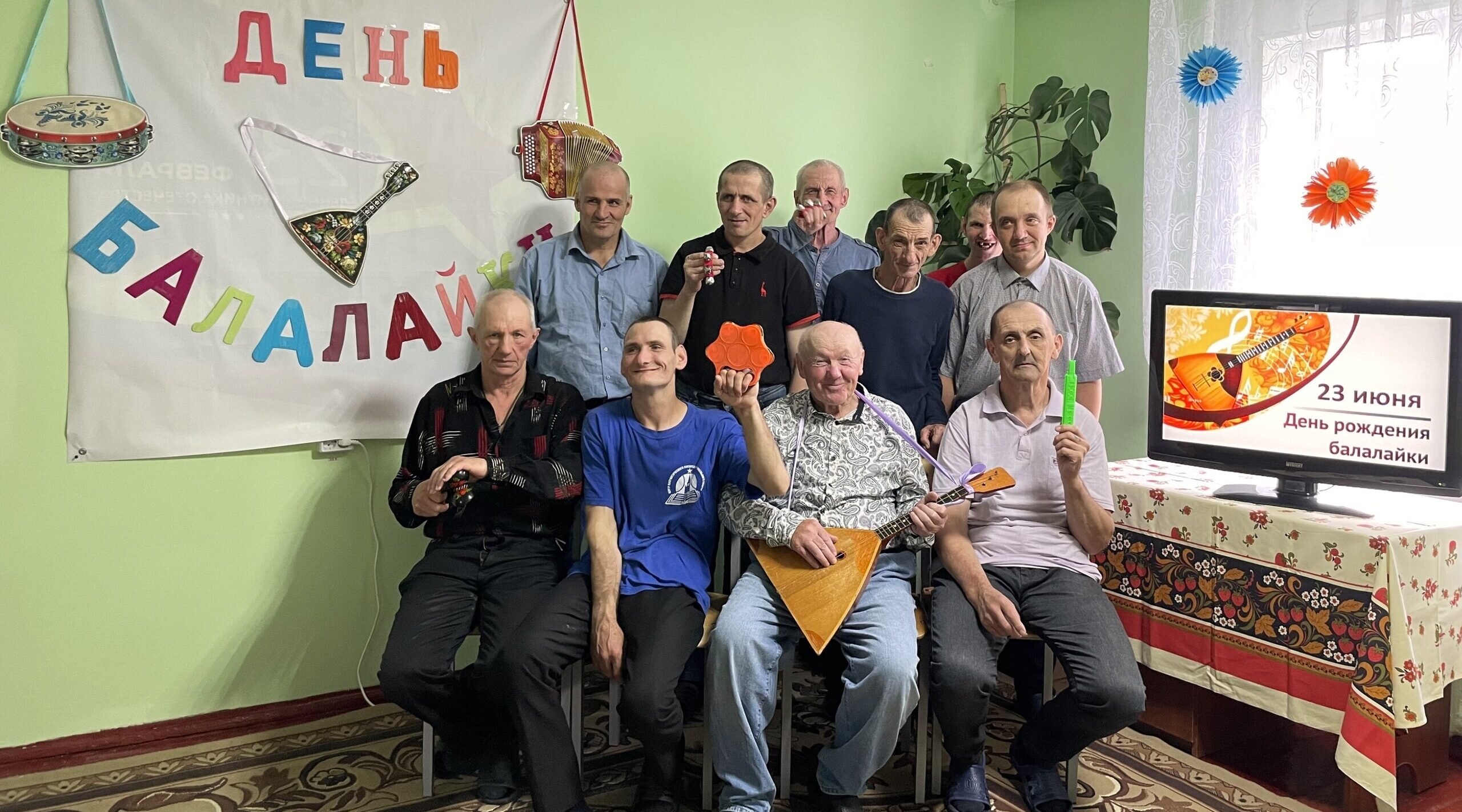 В Навлинском доме социального обслуживания отметили День балалайки