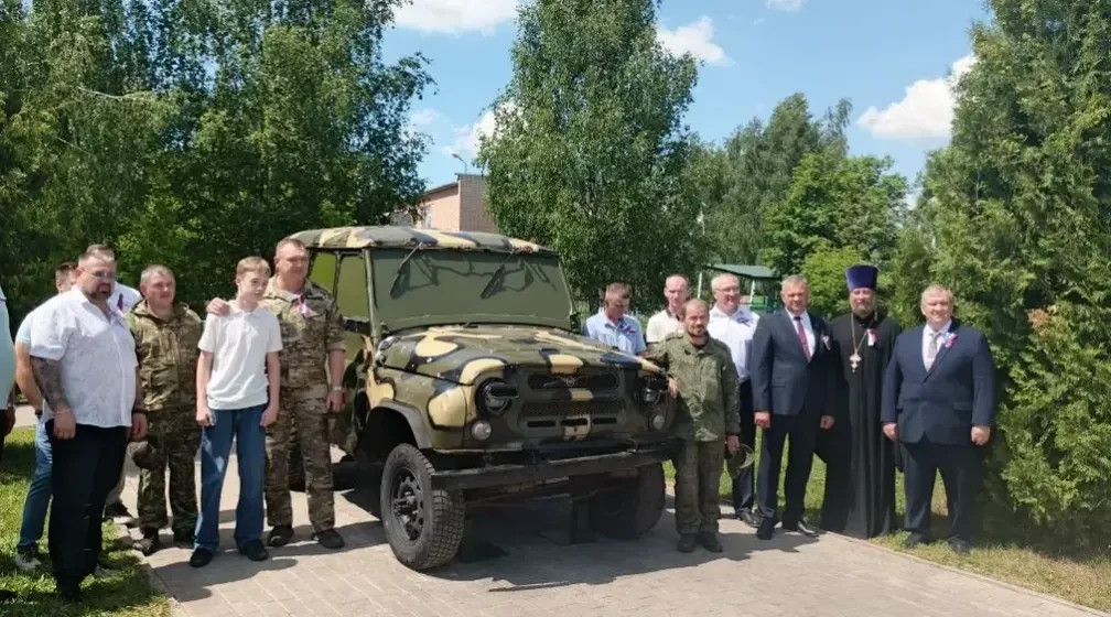 В поселке Локоть Брянской области установили «Непобедимый» УАЗ-469