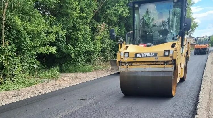 В Почепском районе Брянской области ремонтируют участок автодороги Сетолово-Азарово