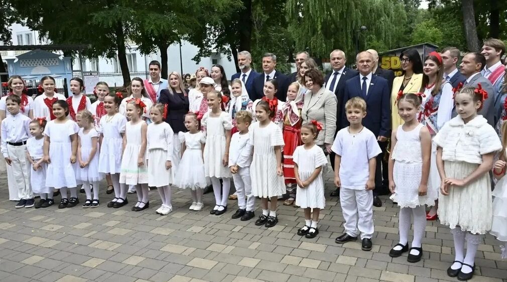 В Майском парке представили сокровища брянской деревянной резьбы