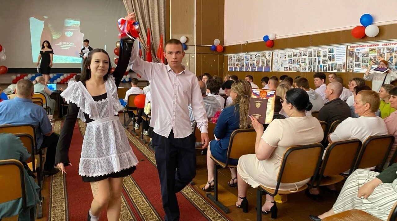 В Навлинском механико-технологическом техникуме состоялся выпускной вечер