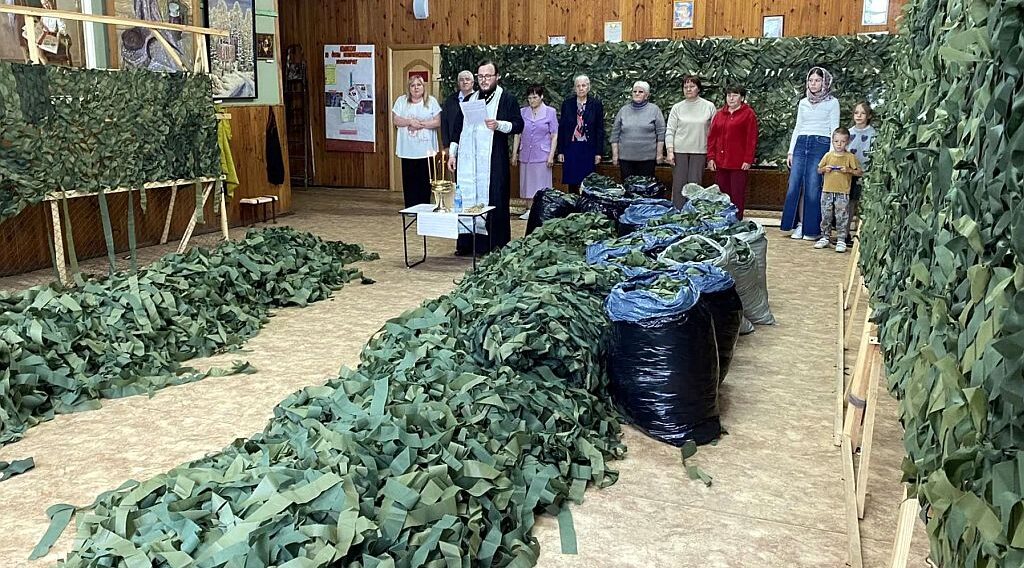 В Навле освятили очередную партию маскировочных сетей
