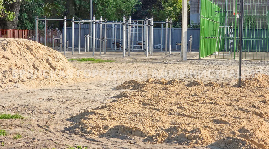 В Брянске на бесплатной «умной» спортплощадке готовятся уложить травмобезопасное покрытие