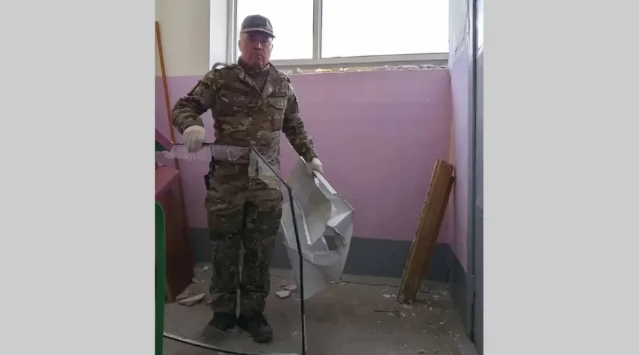 Бойцы «БАРСа» помогают ликвидировать последствия обстрела дома в Брянске