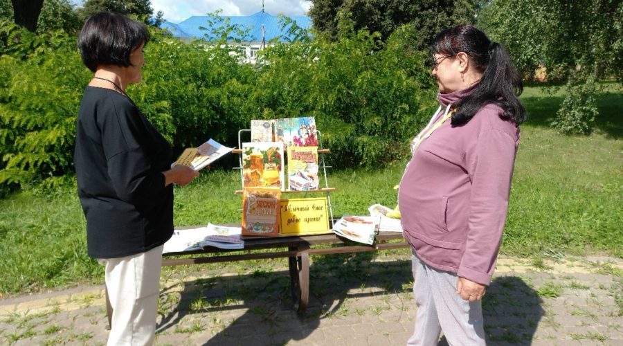 Навлинские библиотекари провели акцию «Читающая скамейка»