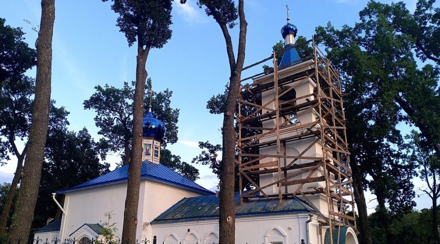 На колокольне главного храма Навлинского благочиния установлены купол и крест