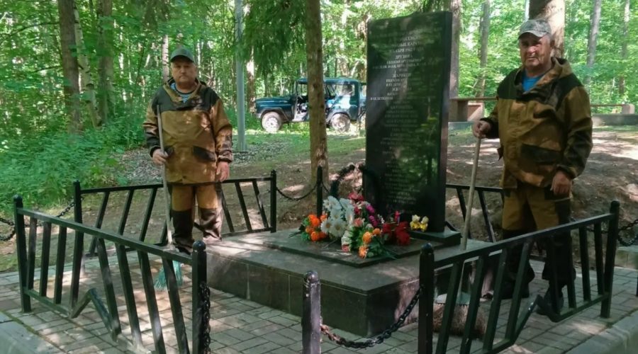 Специалисты Навлинского лесничества провели уборку территории памятного места