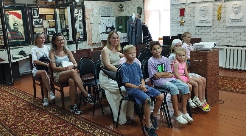 Гости Навлинского музея партизанской славы знакомятся с историей малой родины