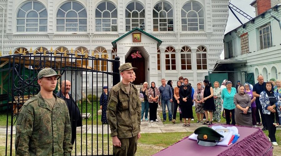 В Навлинском благочинии простились с ефрейтором Дмитрием Рожковым