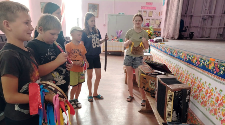 В Ревенском СДК познакомили детей с народными инструментами