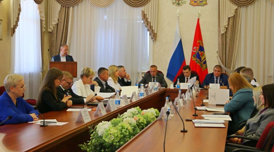 Брянские депутаты рассмотрели ряд вопросов помощи ветеранам и участникам СВО