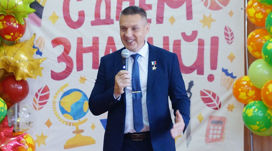 Андрей Фроленков поздравил с началом учебного года учащихся брянского приграничья