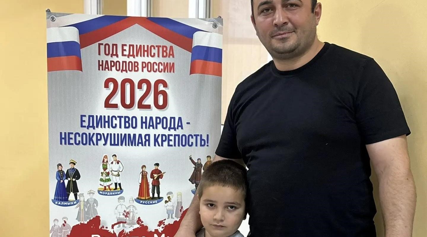 Придя на участок с сыном, житель Навли Севак Геворкян исполнил гражданский долг