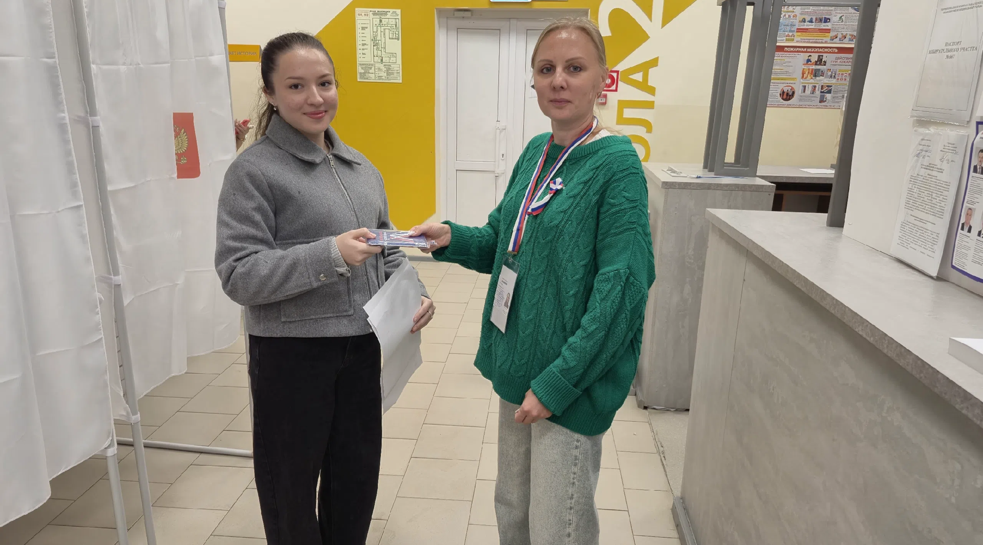 Полина Лапонова впервые приняла участие в голосовании на избирательном участке в Навлинском районе