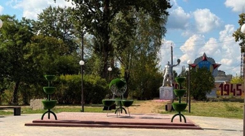 В брянском поселке Ивот благоустроили сквер «Победы»