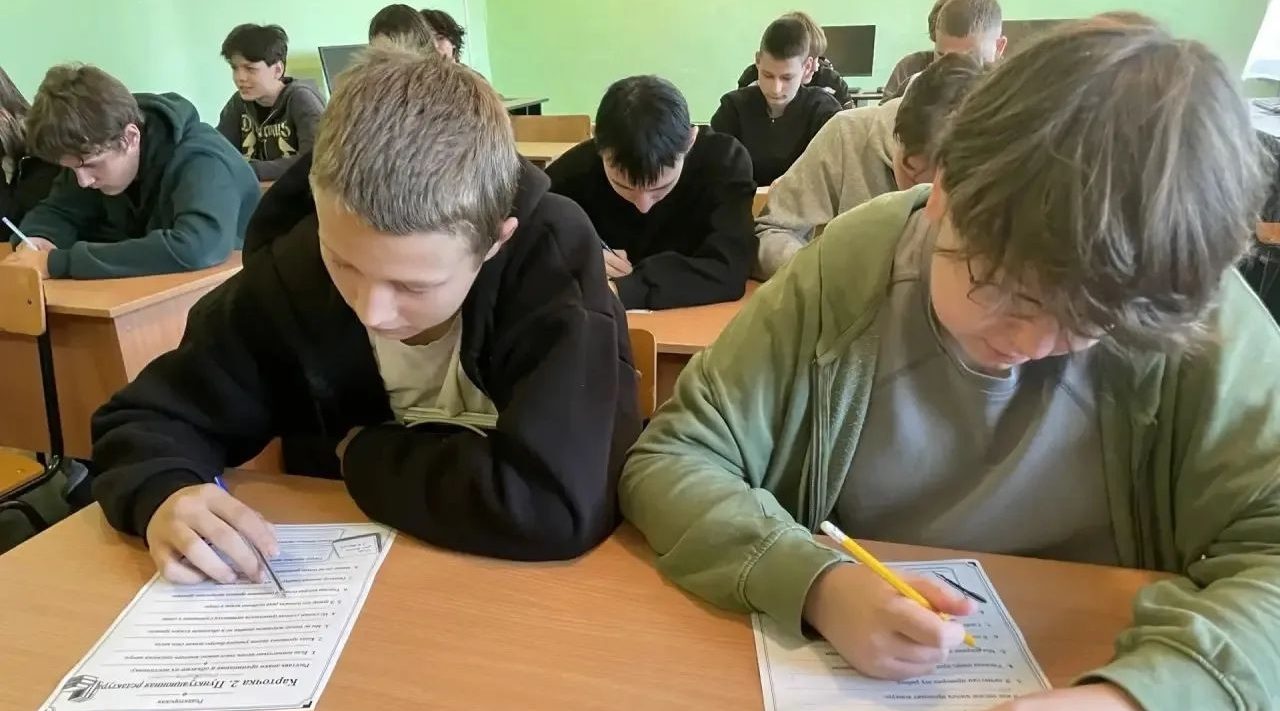 Студенты навлинского техникума проверили языковые навыки в игровом формате