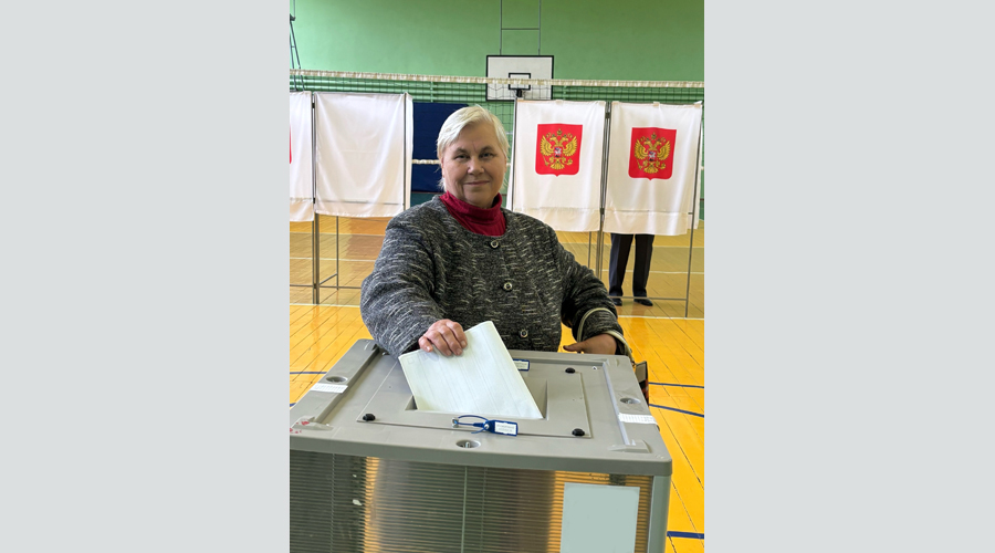 Жительница Навли пенсионерка Валентина Коняхова пришла на участок, чтобы отдать свой голос