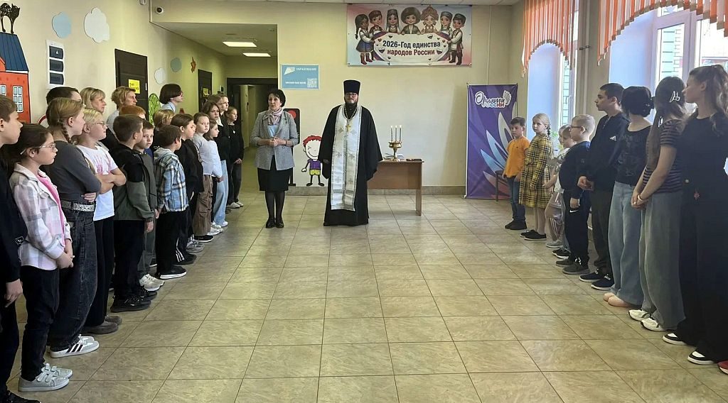 Иерей Тимофей Учватов совершил молебное пение на начало учебного года в Навлинской основной школе