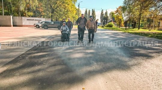 В Брянске на въезде к Воинскому мемориалу по улице Почтовой обустроена парковка