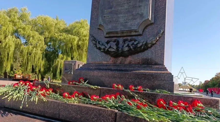 В Брянске возложили цветы к стеле Воинской славы