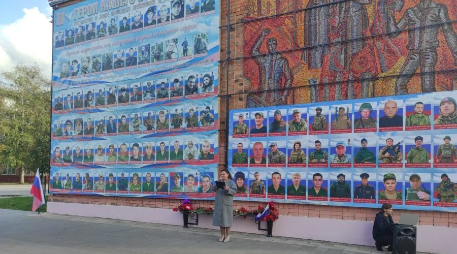 В брянском Карачеве открылась фотовыставка «Семья Героя»