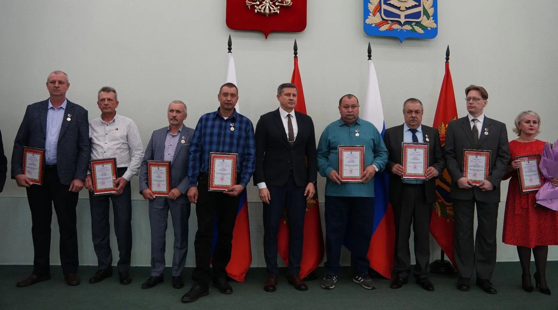 Егор Ковальчук поздравил сотрудников дорожной отрасли и вручил им заслуженные награды
