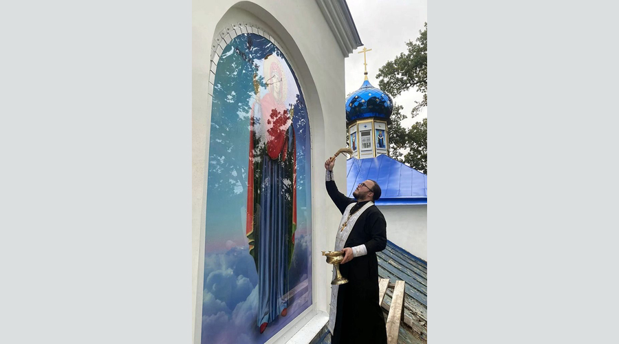 В Навле состоялось освящение икон для фасада колокольни главного храма благочиния