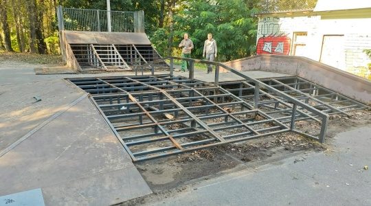 В парках Брянска ремонтируют площадки для катания на скейтах