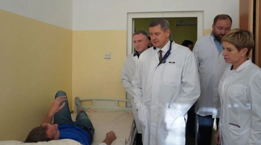 Брянский губернатор навестил в больнице пострадавших пожарных