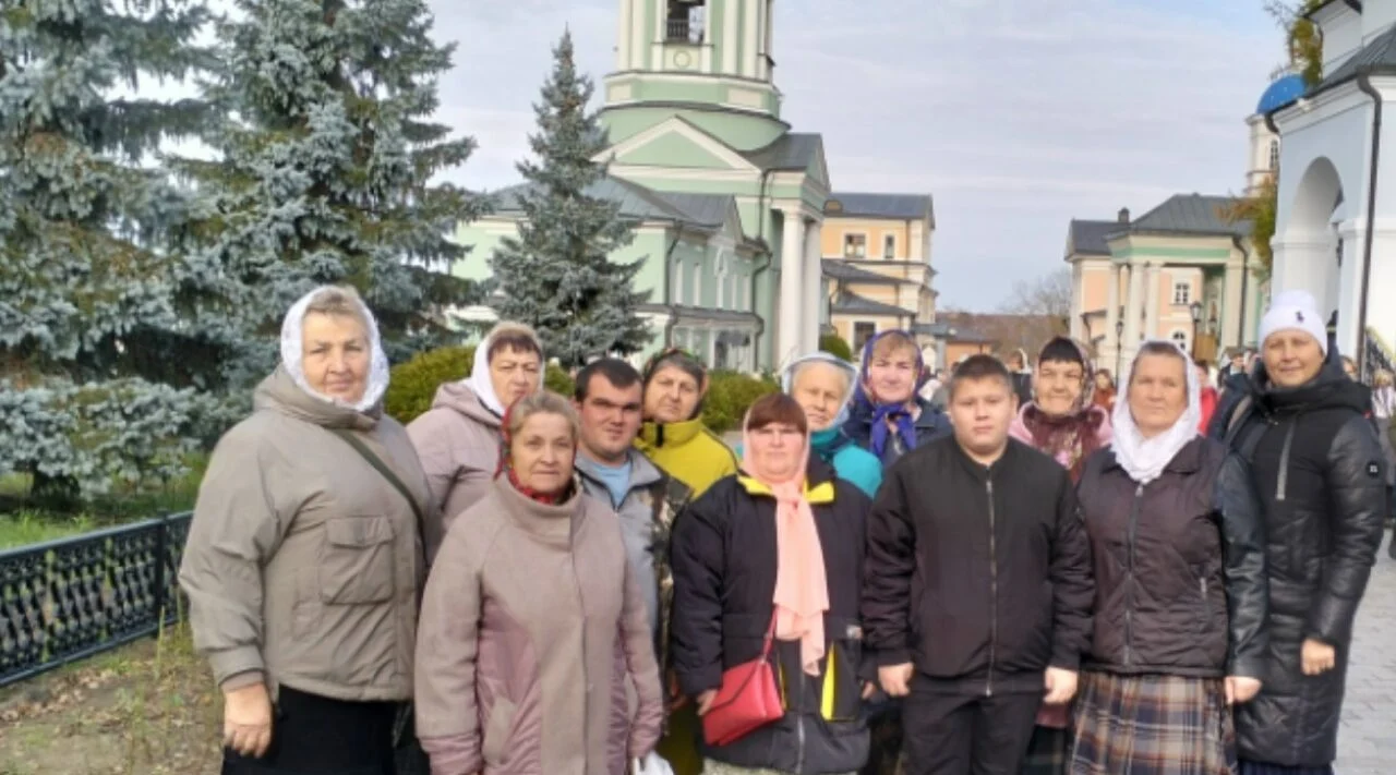 Навлинские волонтеры посетили  Оптину пустынь